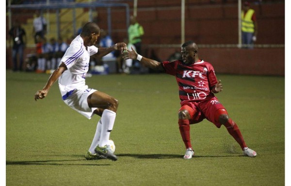 Carlos Mosquera (der.) fue peligroso.