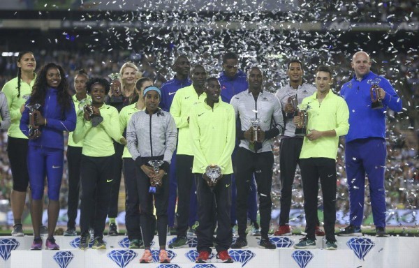 Alonso Edward junto a los campeones de la Liga de Diamante de 2016.