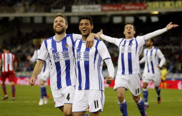 El mexicano Carlos Vela celebra su gol ante el Atlético de Madrid.