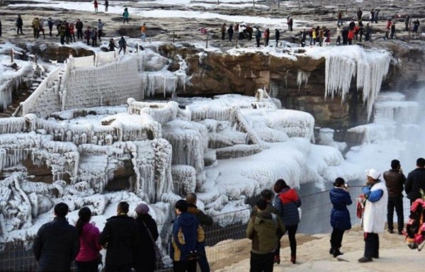 La única cascada amarilla se congela y se transforma en un espectáculo