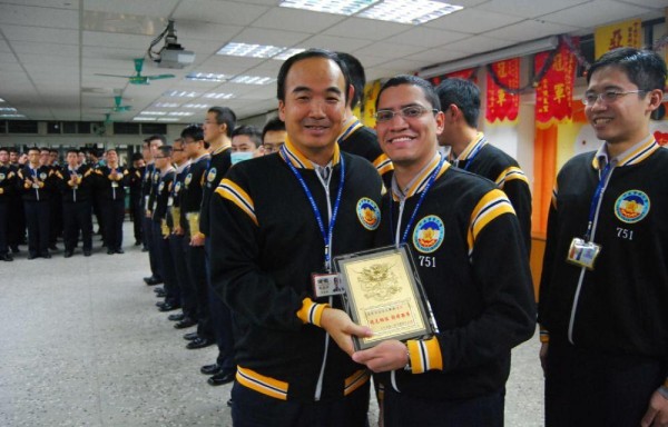 Policía ‘pana' que habla mandarín revolvió las redes