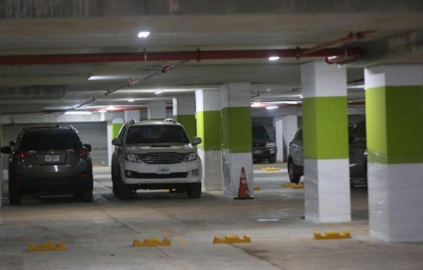 Locales comerciales presentan irregularidades en sus estacionamientos