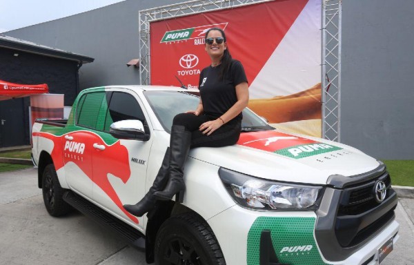 Andrea Lafarja estuvo firmando autógrafos ayer en el área de Centennial.
