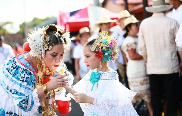 Mujeres muestran su belleza en Desfile de las Mil Polleras
