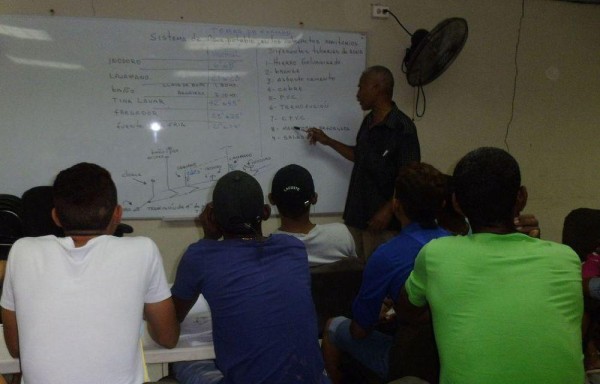 El instructor Carlos Rodríguez anuncia a sus estudiantes el próximo examen escrito.