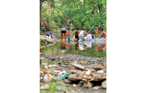 La basura acompaña las aguas de la quebrada.