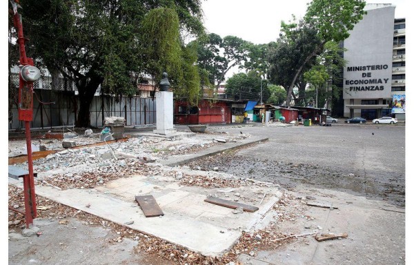 Estacionamientos soterrados no muestran señales de vida.