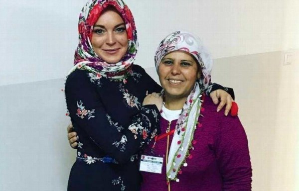 Con una voluntaria en un campo de refugiados en Turquía.