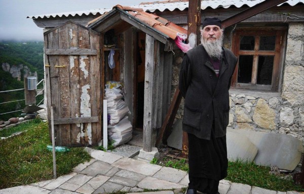 Vive en la cima de un monolito para estar cerca de Dios