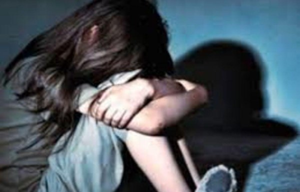 Desde los 10 años abusó de su hijastra y su hijo biológico fue testigo