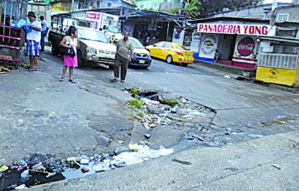 Calle en Mano de Piedra en mal estado