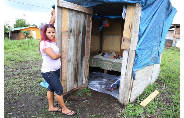 Otra familia ha llegado a habitar en el lote donde residía Katerine y su pequeño Miguel.