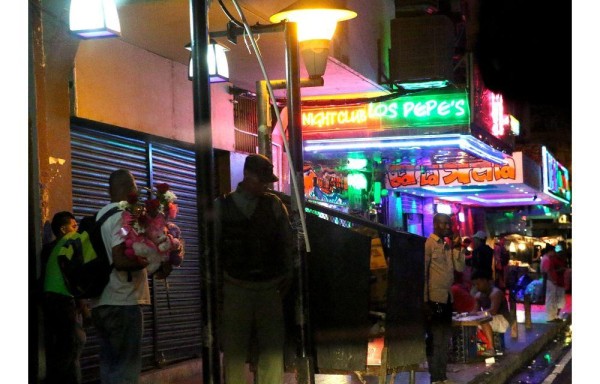 La Policía custodia el área de los centros nocturnos