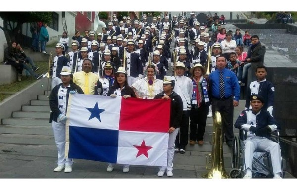 Delegación de la Banda de Música del Colegio Ángel María Herrera de Penonomé, se presentó este 16 de septiembre en Tlaxcala en México.
