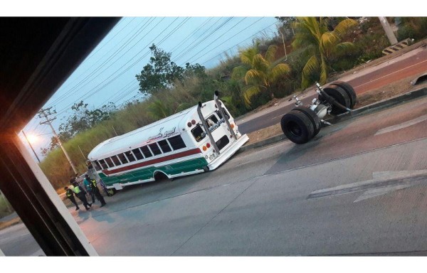 Al bus de la ruta Chepo-Corredor se le rompió el tren trasero, lo que ocasionó ayer el fatal accidente.