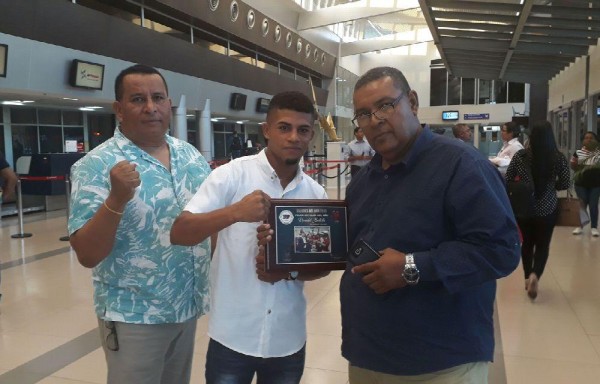 El campeón chiricano Ronald ‘El Gallito' Batista junto a su equipo de trabajo.