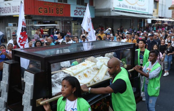 Don Bosco fue venerado con fervor y una alfombra de sal