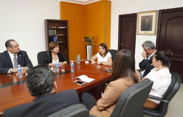 La ministra de Educación se reunió con directivos del Grupo Editorial El Siglo y La Estrella.
