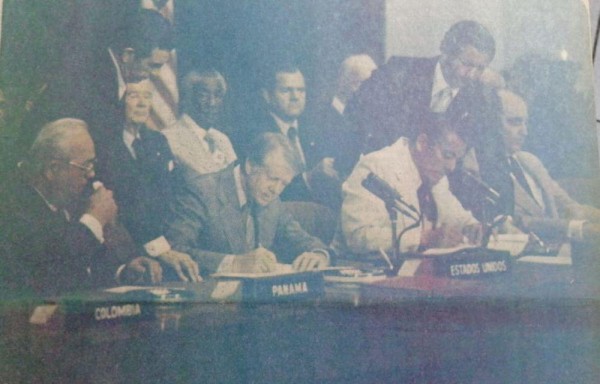 Foto icónica de la firma de los Tratados Torrijos-Carter en Washington.