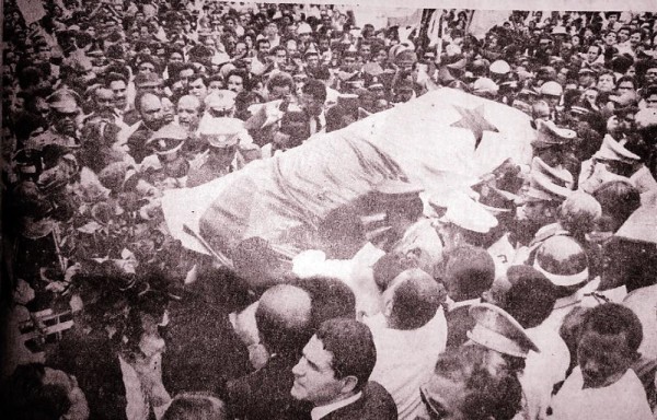Féretro con unos cuantos restos de Omar fue cubierto por la Bandera Panameña en el funeral a la salida de la Catedral con destino al Cementerio Amador aquel 4 de agosto de 1981