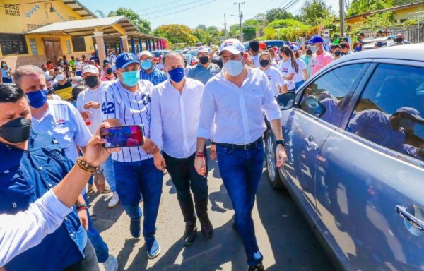 Fue recibido por cientos de simpatizantes.