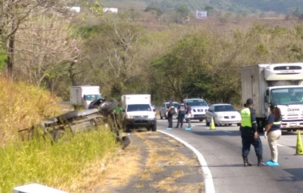 La puerta del vehículo se abrió y el conductor salió disparado.