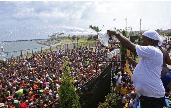 Un lleno completo de panameños y extranjeros en la Cinta Costera.