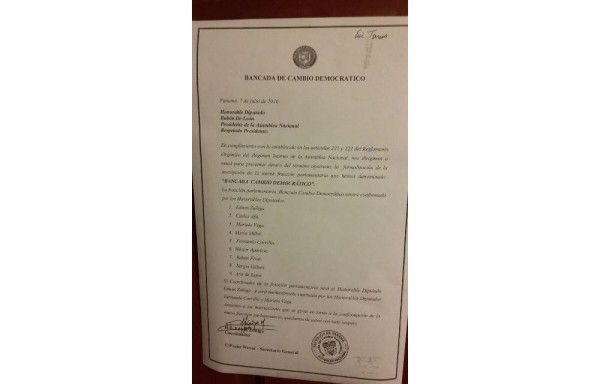 Nota dirigida a Rubén De León para notificar la nueva bancada.