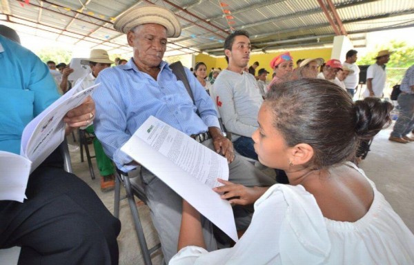 Familias recibieron sus escrituras.