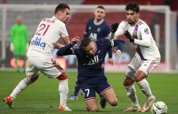 Sin Messi, el PSG arranca el año con derrota ante Lyon