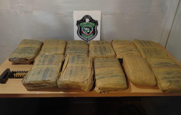 Tenían 11 paquetes de drogas enterrados en el piso de la casa