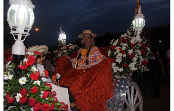 La reina Librada Córdoba se paseó en una carroza.