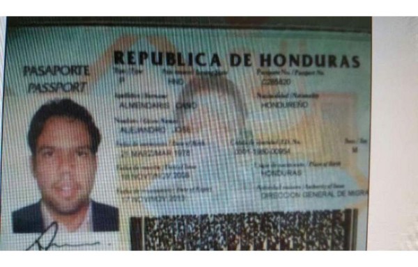 El extranjero tenía en su poder dos pasaportes con nombres diferentes.