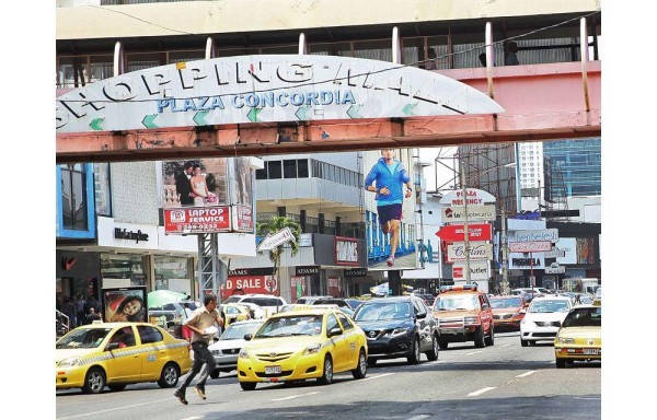 Sin recato pasan por debajo de los puentes peatonales.