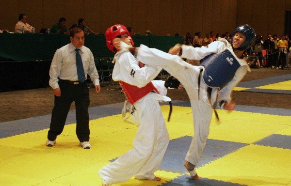 El taekwondista istmeño Víctor González (d).