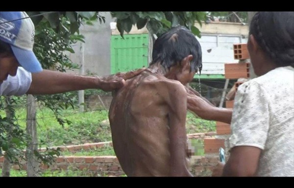 Una mujer era obligaba a comer comida para cerdos