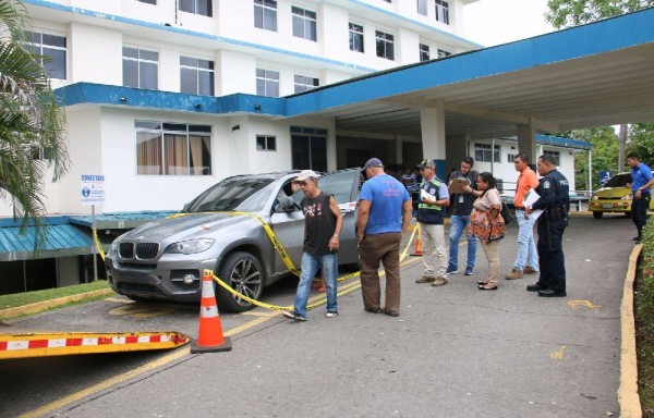 El automóvil de Morales Sánchez fue inspeccionado minuciosamente por los investigadores.