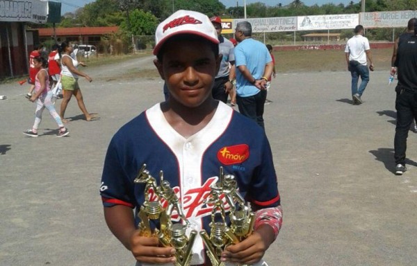 Alexis Córdoba Triple Corona y Jugador Más Valioso del torneo.