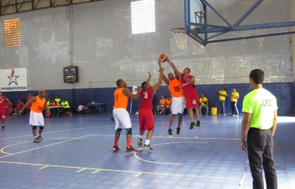 Los bomberos saltaron al tabloncillo para mostrar su habilidad en el baloncesto.