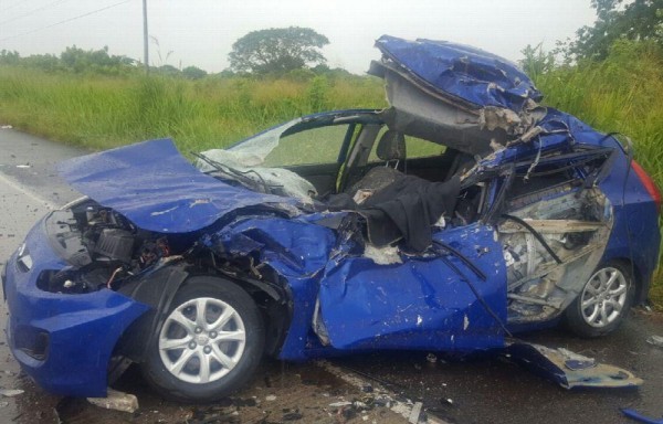 Pérdida total. Un joven que viajaba en este auto se salvó.