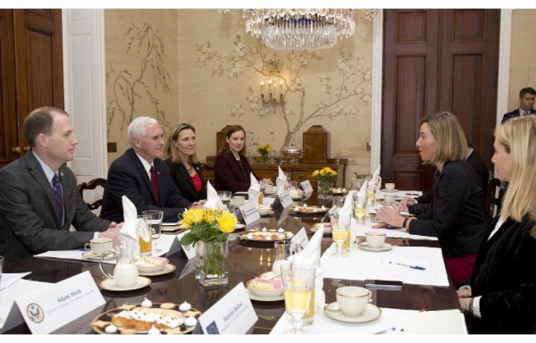 La alta representante de la UE para la Política Exterior, Federica Mogherini (2-d), junto a Mike Pence (2-i).