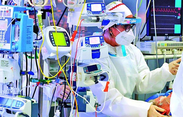 El especialista advirtió que el covid-19 no es un resfriado y que hay que cuidarse.