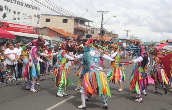 Realizan primer desfile de danzas folclóricas