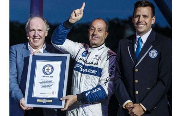 Jaguar dio giro de 360 grados