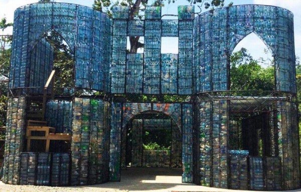 Las personas echan los desperdicios a los océanos.