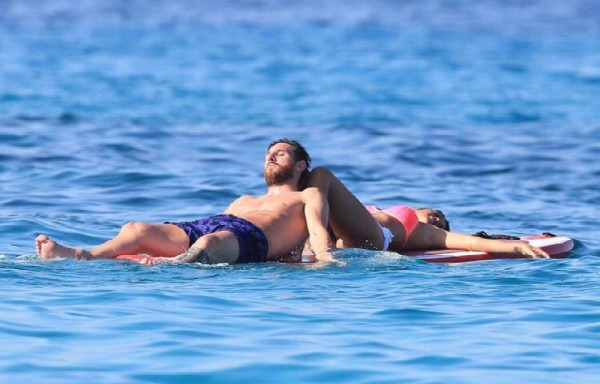 Messi ahoga sus penas en el mar