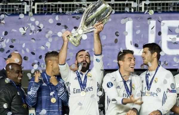 La figura del juego, Dani Carvajal, celebra con el trofeo.