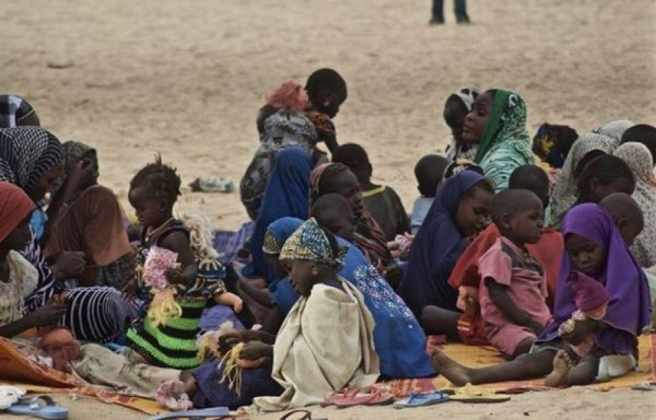 Un grupo de niños refugiados en la zona afectada.