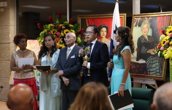 El representante del embajador de China.