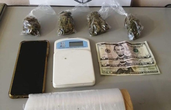 Manteía una pesa digital y drogas.